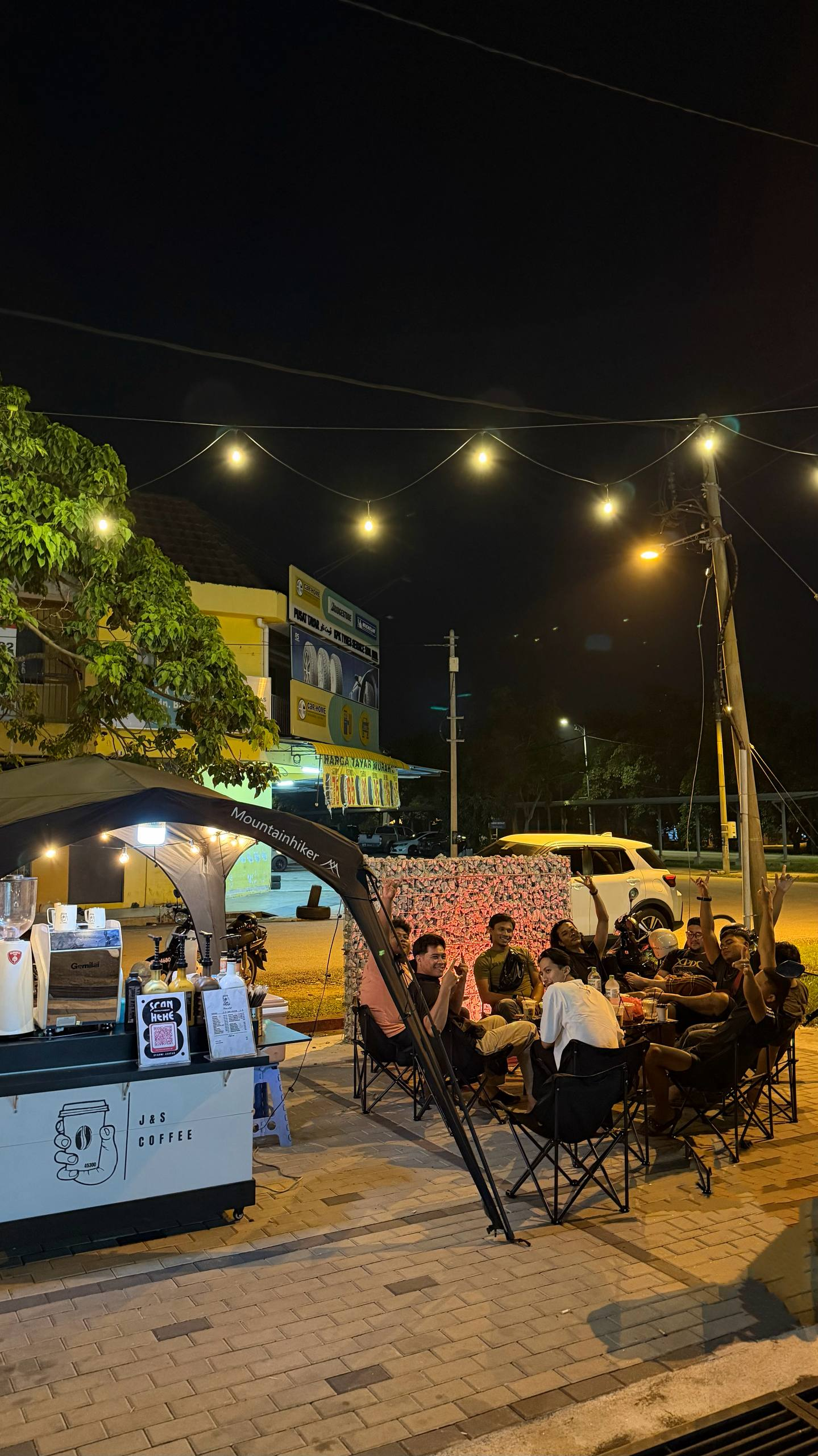 Pelanggan lepak di J&S COFFEE