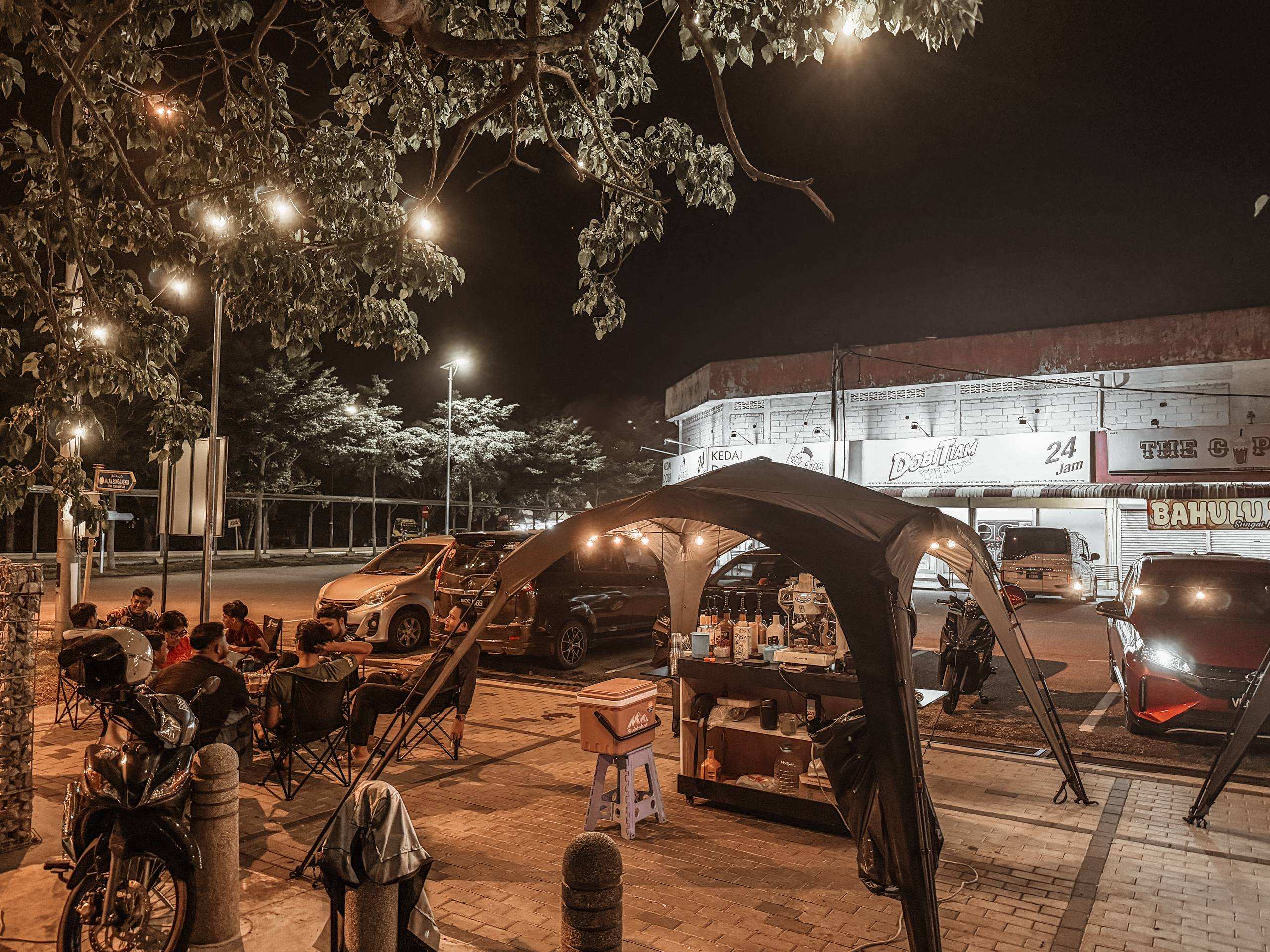 Suasana booth J&S COFFEE waktu malam